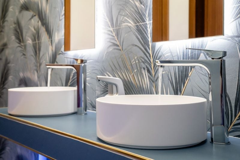 Baie tropicală cu accente aurii | Inspirație Baie Modern