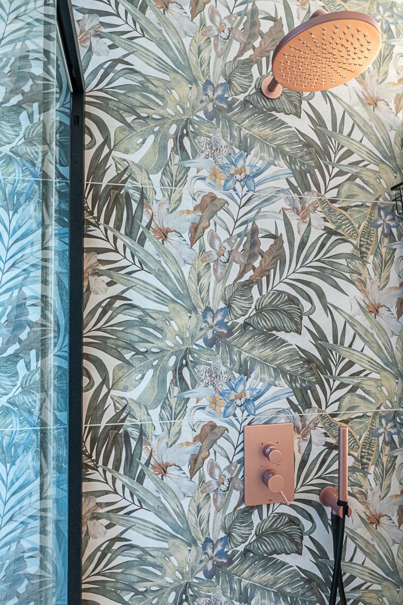 Duș tropical cu accente aramii | Inspirație Baie Modern