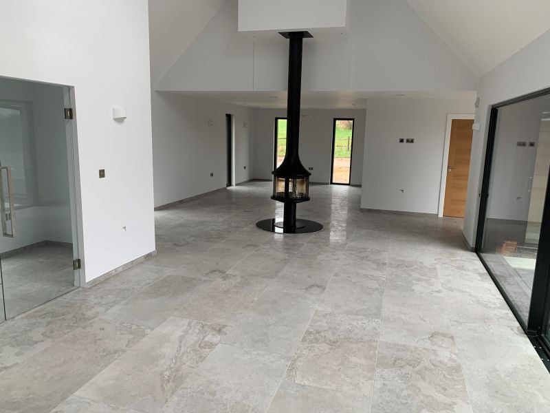Living minimalist cu șemineu sculptat | Inspirație Living Modern