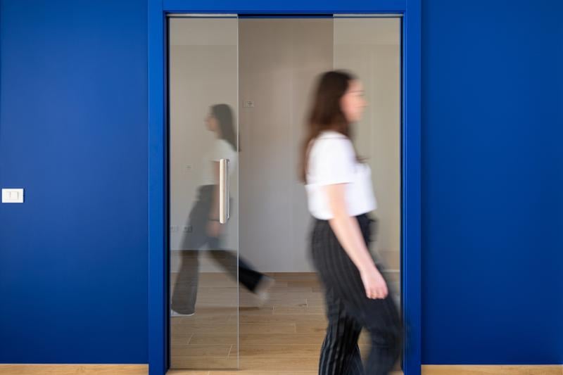 Hol luminos cu accente albastre | Inspirație Hol Modern