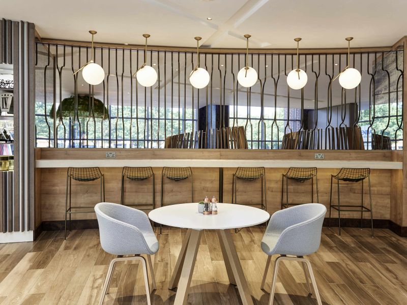 Bar minimalist cu lumină caldă | Inspirație Living Rustic