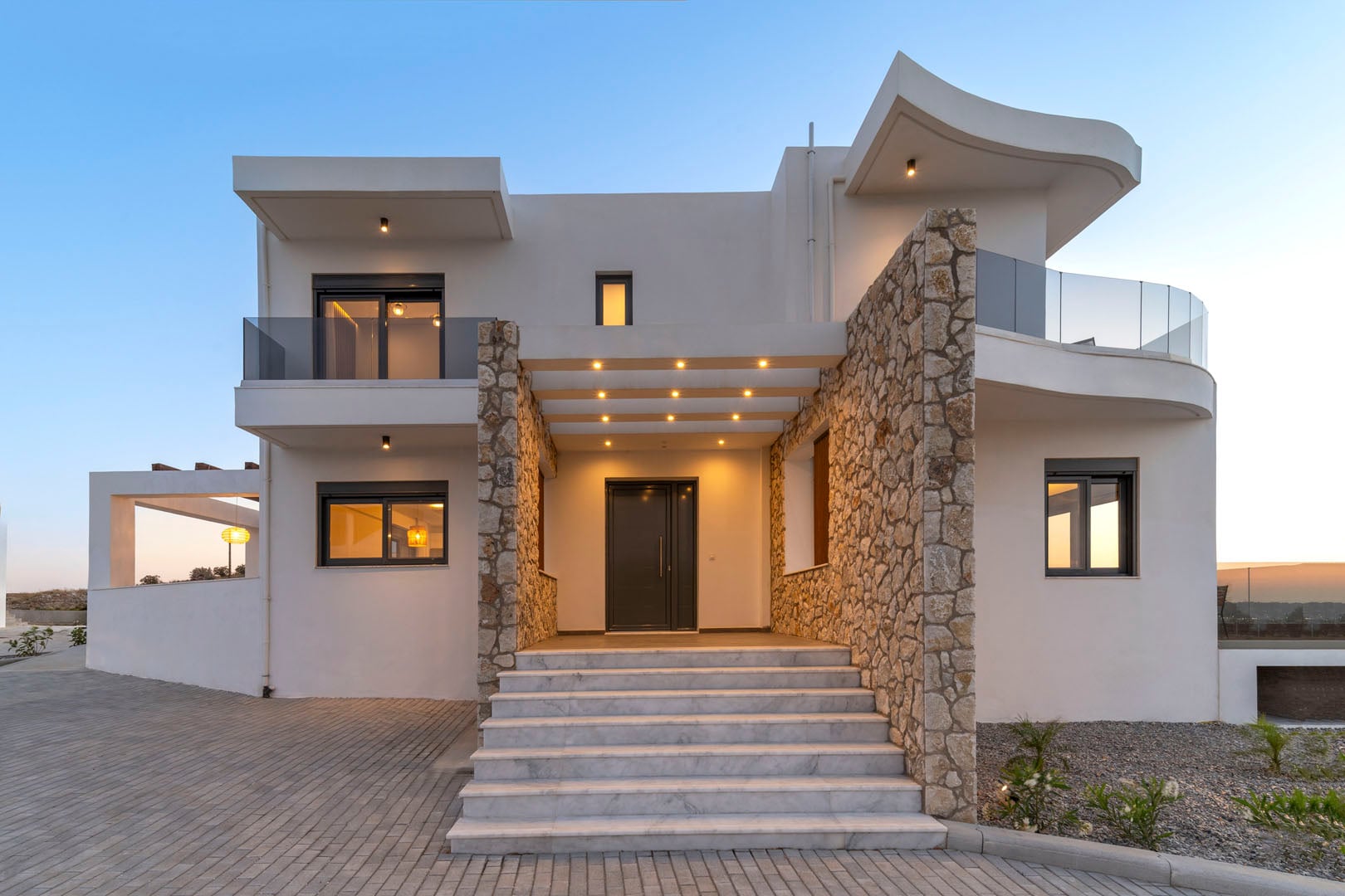 Exterior mediteranean cu piatră caldă | Inspirație Exterior Mediteranean