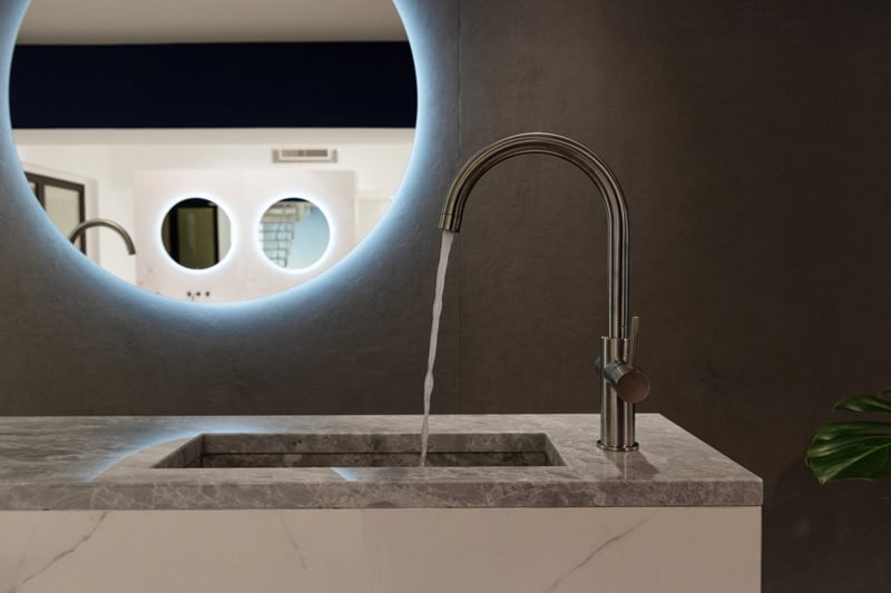 Baie modernă cu accente marmorate | Inspirație Baie Luxe