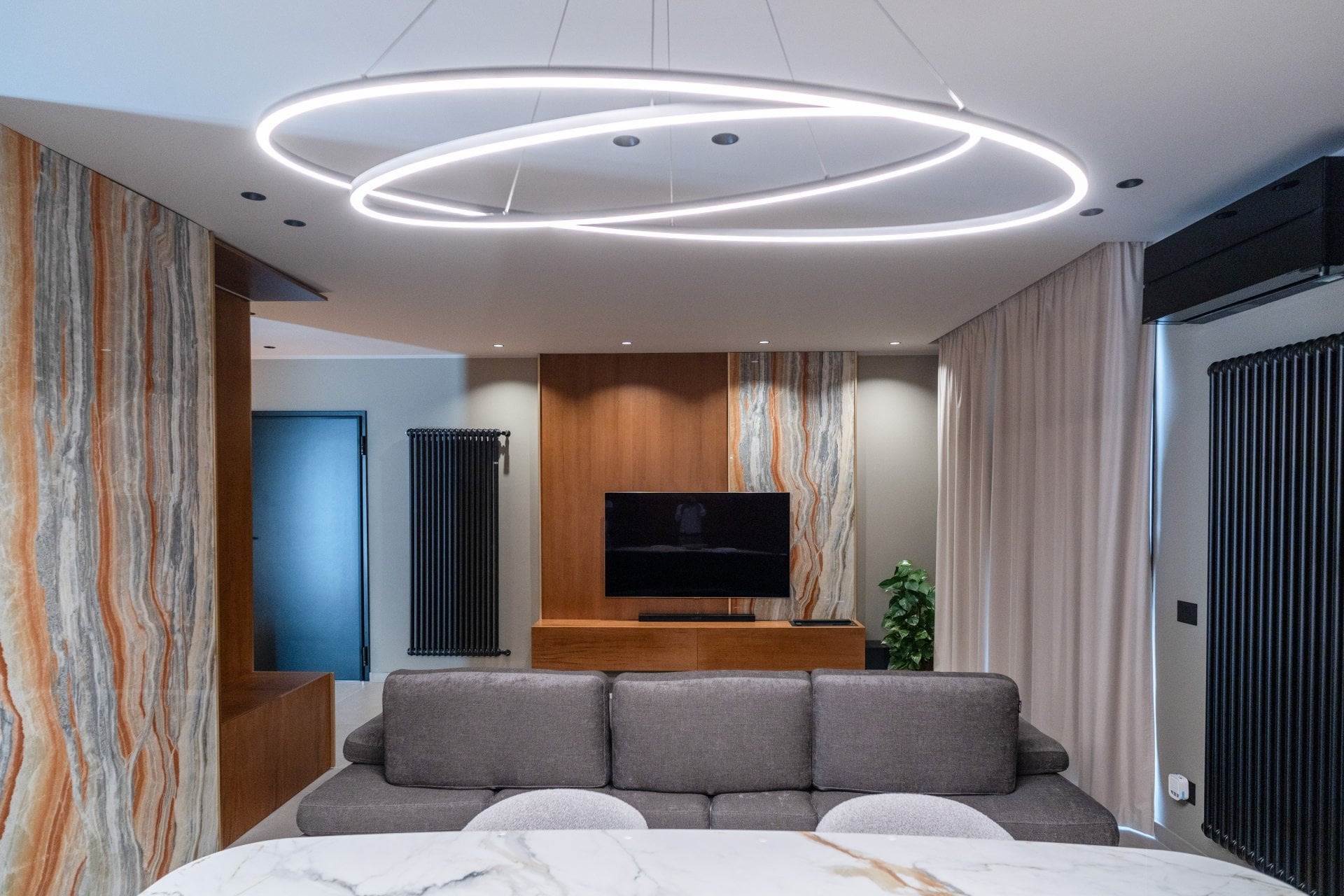 Living modern cu accente de onix | Inspirație Living Luxe