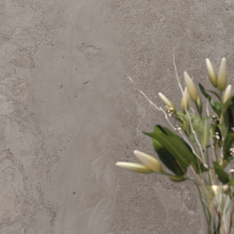 Ambient neutru cu accente florale | Inspirație Baie Minimalist