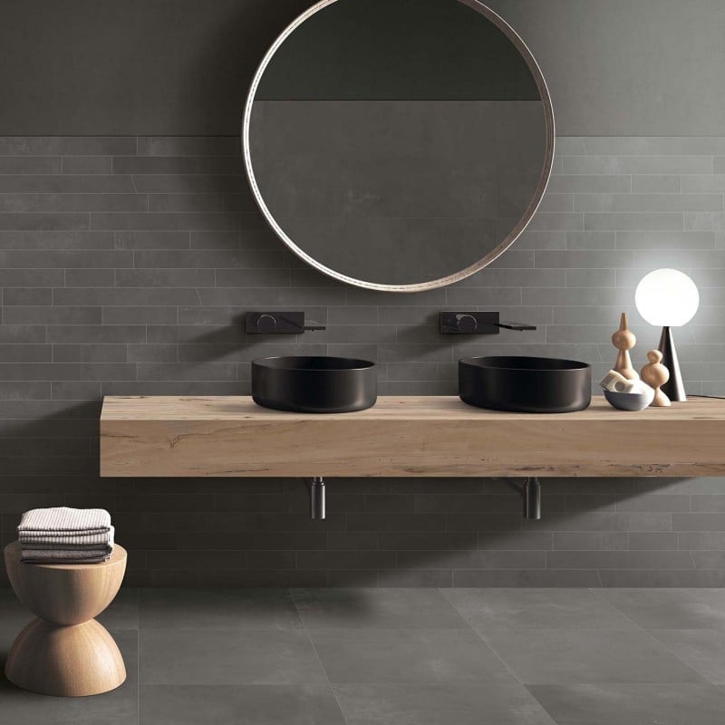 Baie modernă cu accente calde | Inspirație Baie Minimalist