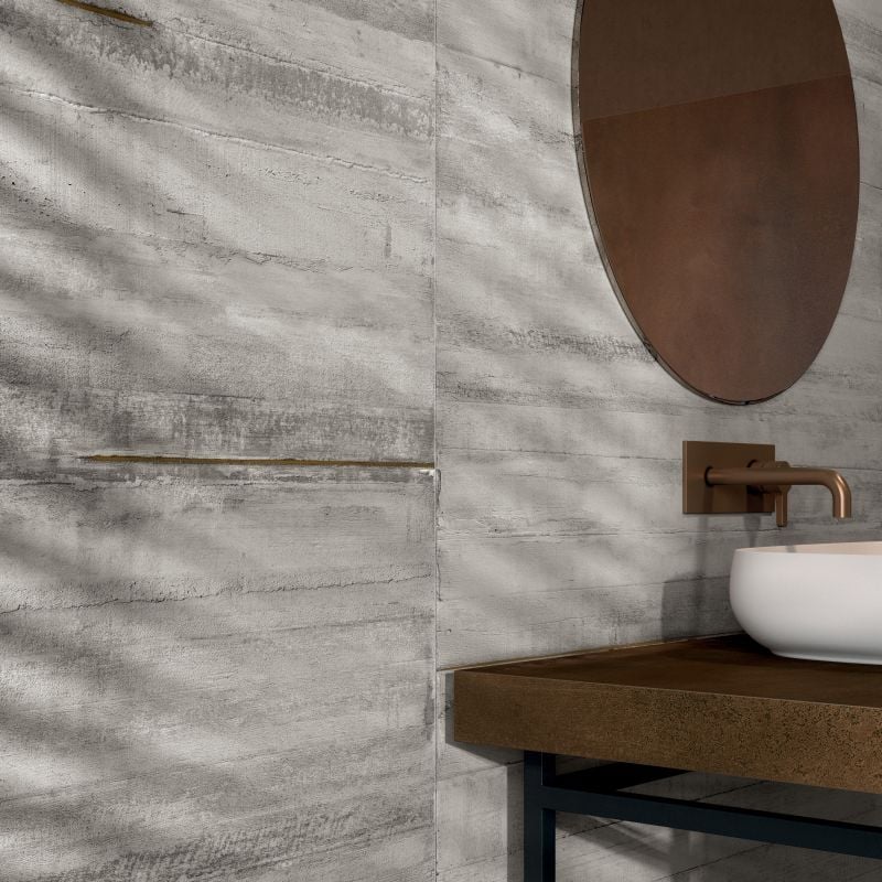 Baie industrială cu accente calde | Inspirație Baie Minimalist