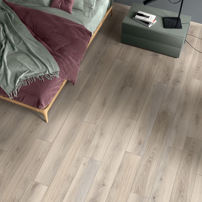 Dormitor luminos cu parchet cald