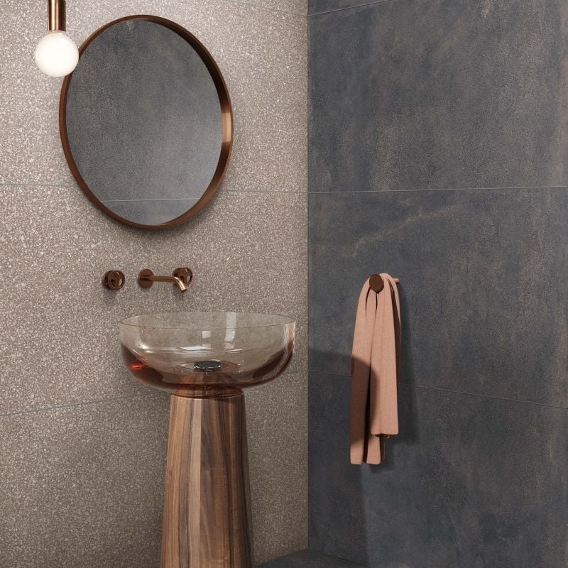 Baie modernă cu accente calde | Inspirație Baie Industrial