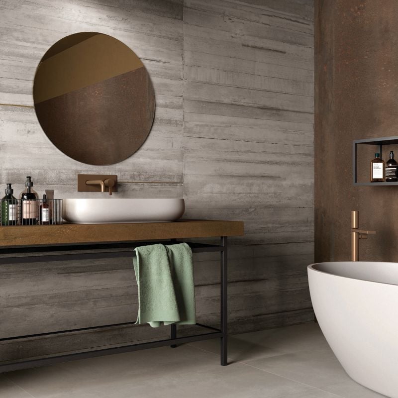 Baie industrială cu accente calde | Inspirație Baie Minimalist