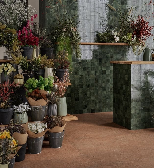 Magazin floral urban cu accente verzi | Inspirație Baie Minimalist