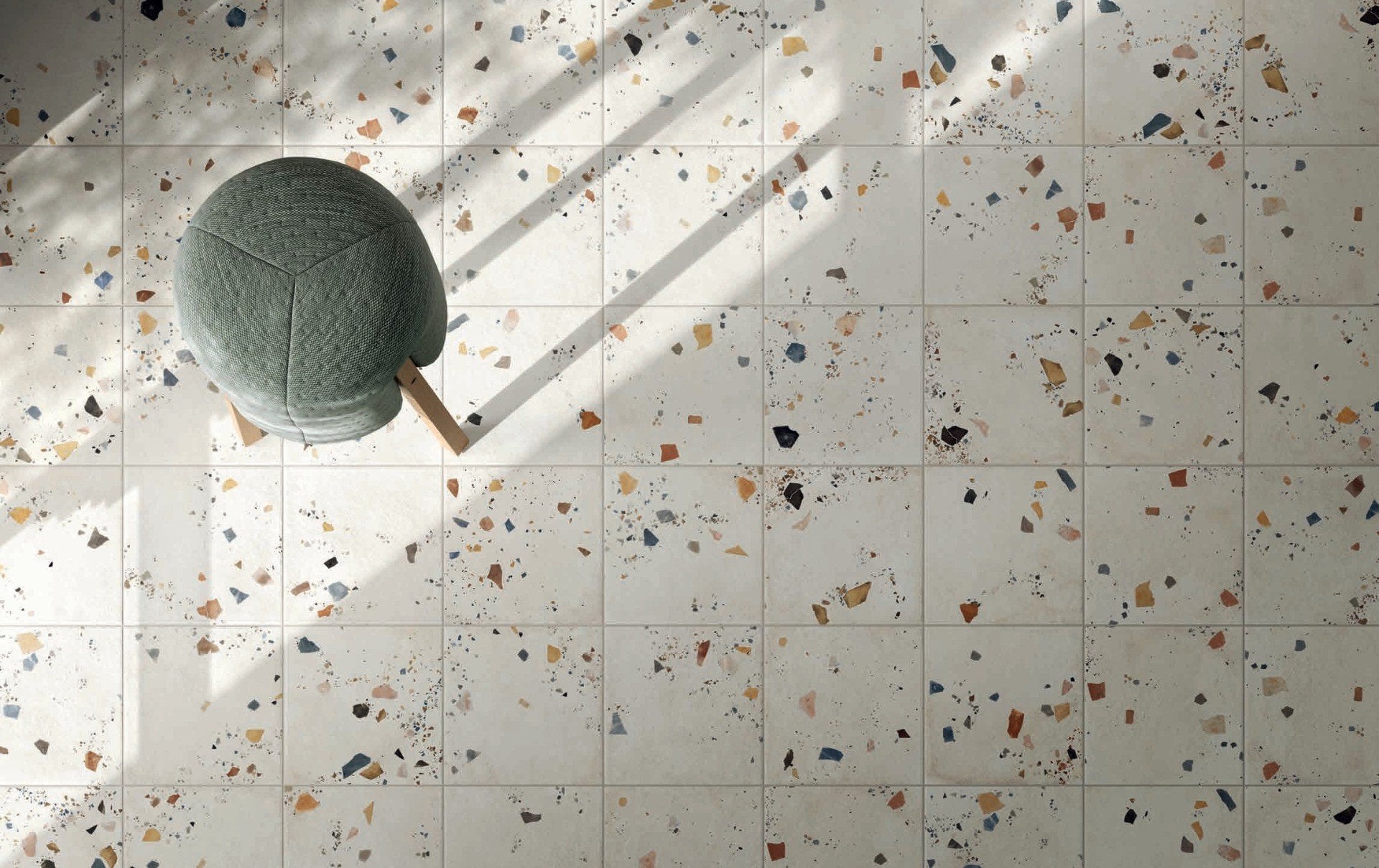 Living luminos cu terrazzo modern | Inspirație Baie Modern