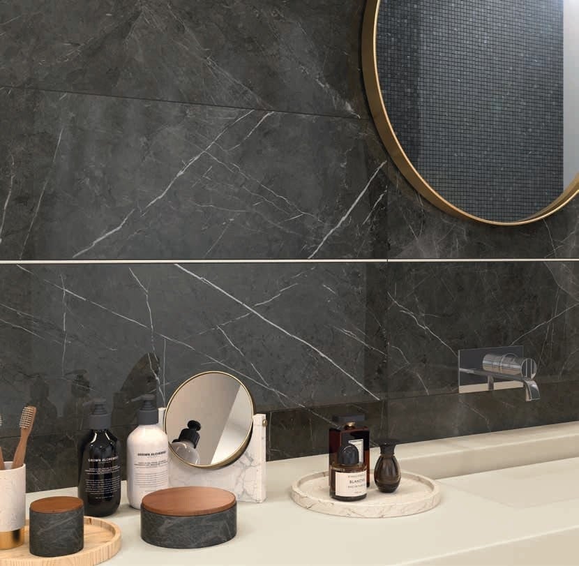 Baie modernă cu marmură neagră | Inspirație Baie Minimalist