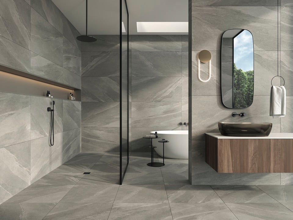 Baie spațioasă în tonuri de piatră | Inspirație Baie Modern