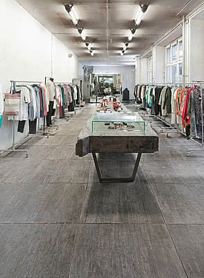 Spațiu comercial cu aer industrial | Inspirație Baie Modern