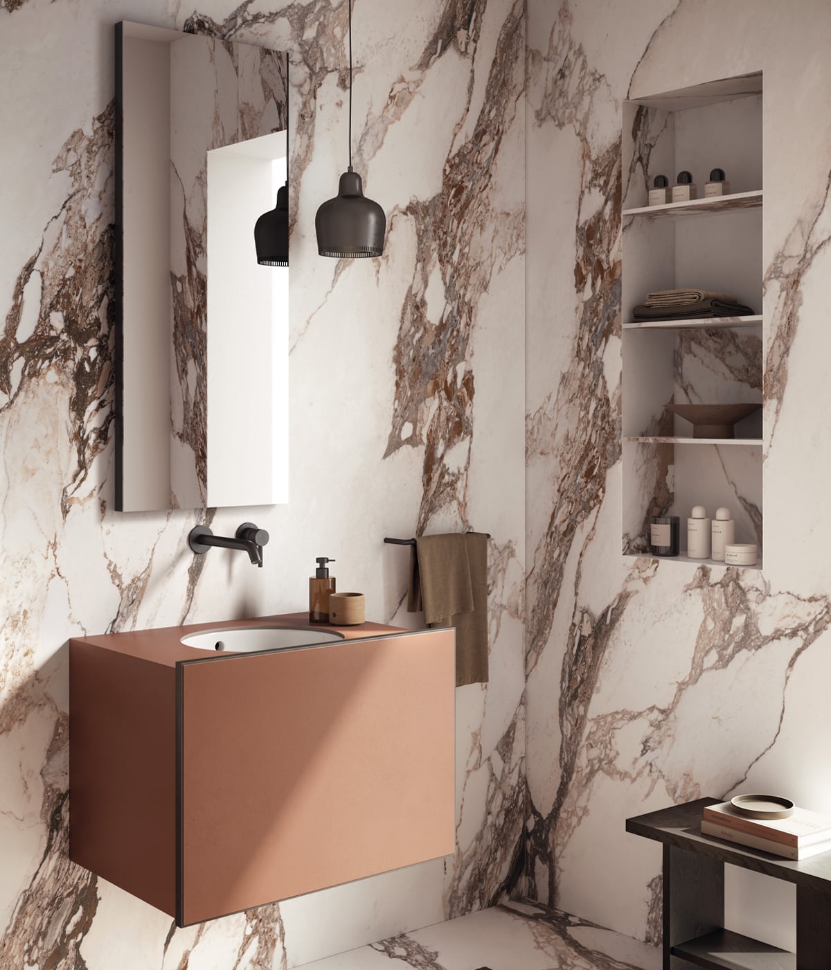 Baie spațioasă în marmură caldă | Inspirație Baie Modern
