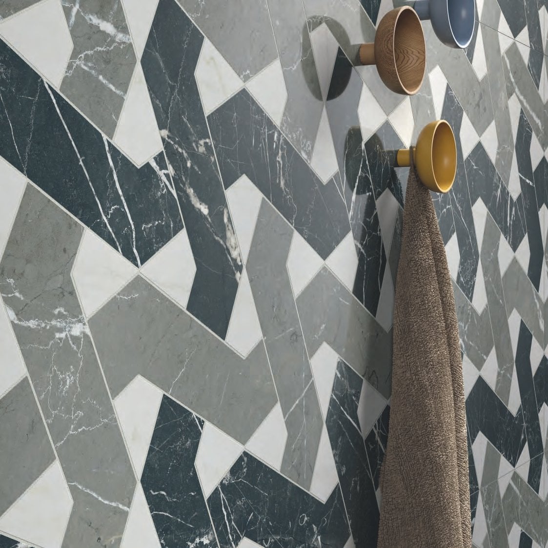Baie modernă cu geometrii marmorate | Inspirație Baie Modern