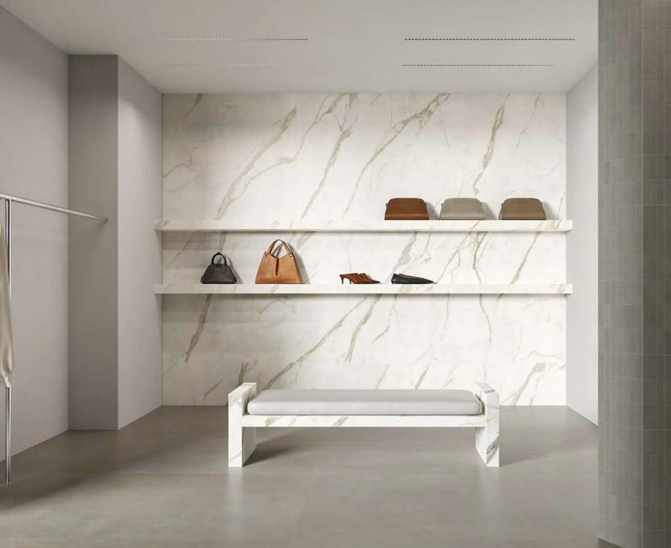 Minimalism chic cu vene de marmură | Inspirație Baie Minimalist