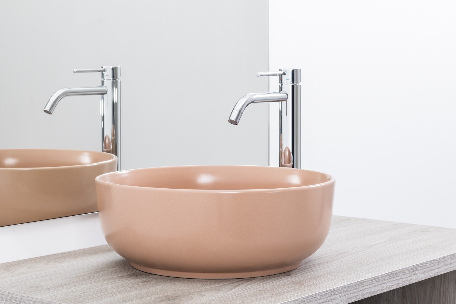 Baie minimalistă cu accente calde | Inspirație Baie Modern