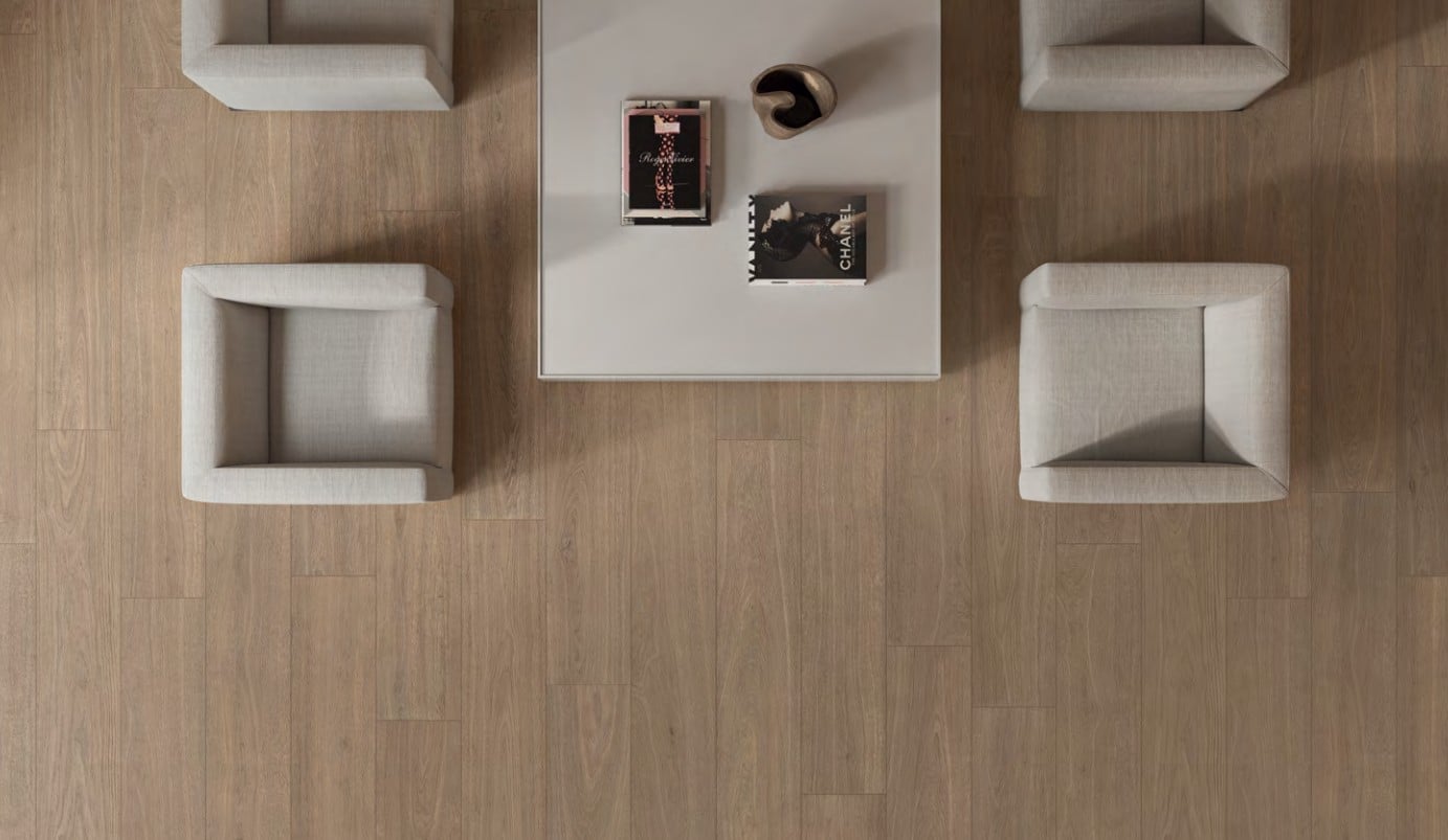 Living minimalist cu lemn cald