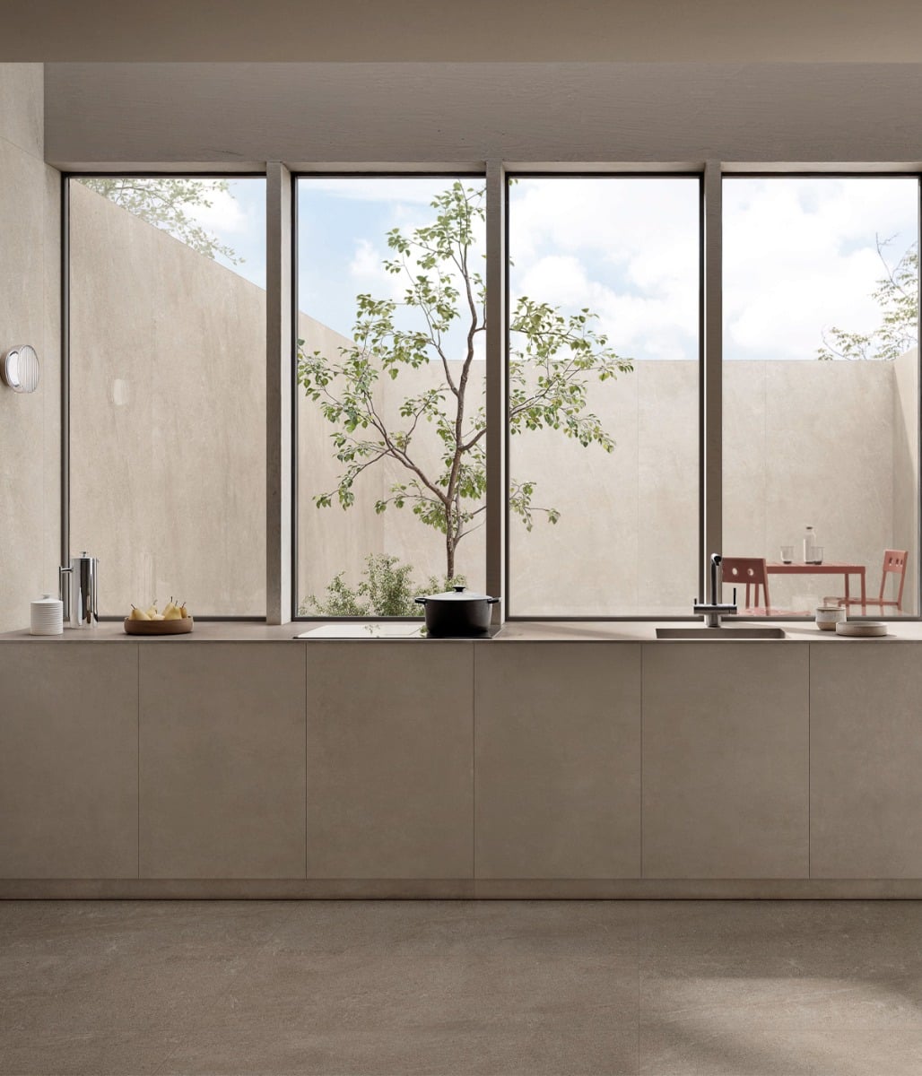 Bucătărie minimalistă cu curte interioară | Inspirație Bucătărie Modern