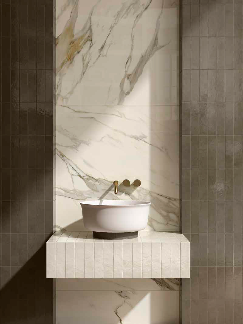 Baie modernă în marmură aurie | Inspirație Baie Minimalist