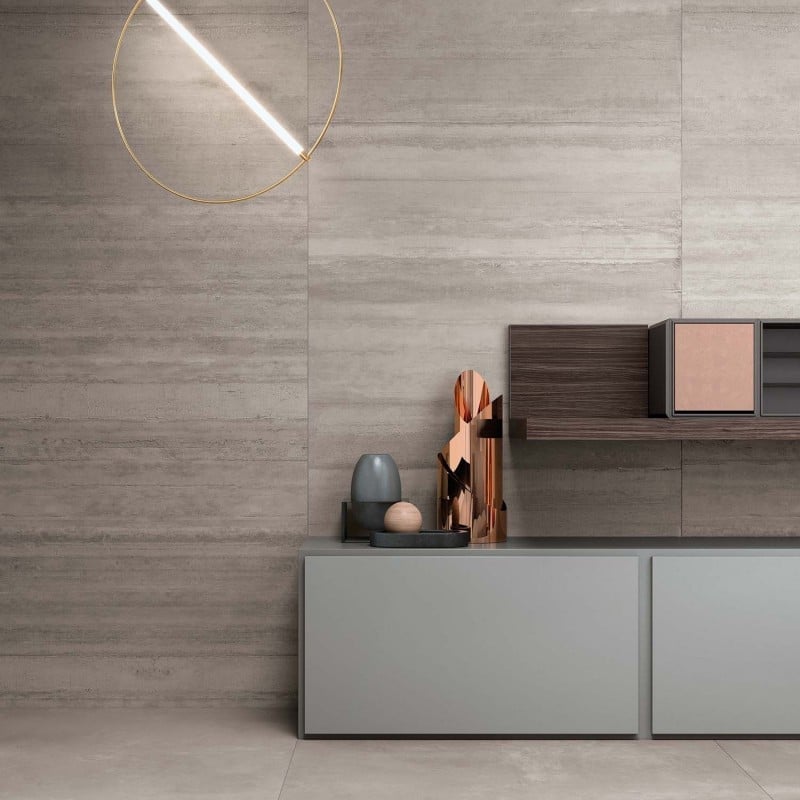 Living minimalist cu accente calde
