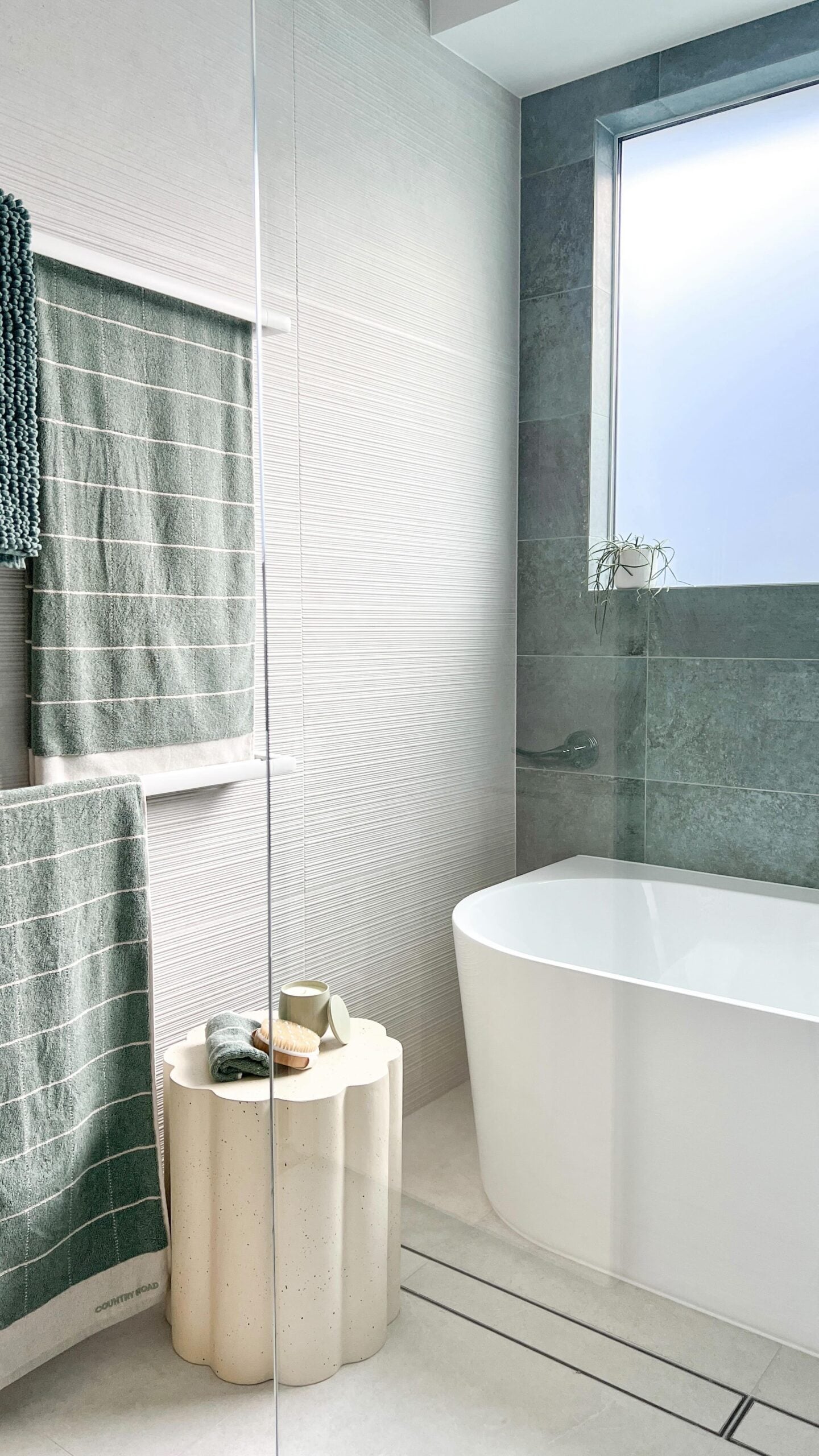 Baie modernă cu accente naturale | Inspirație Baie Modern