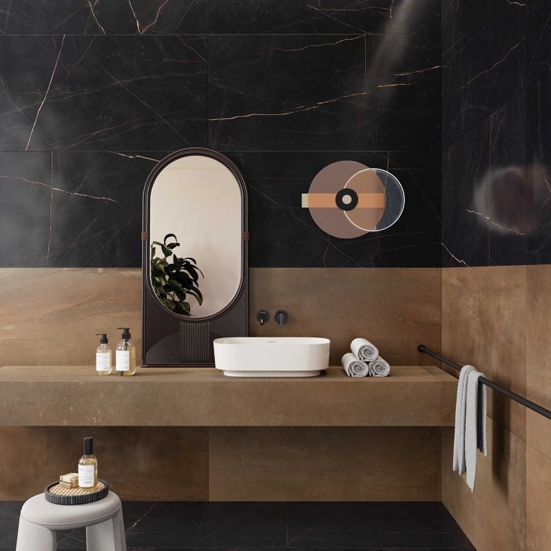 Baie modernă cu accente aurii | Inspirație Baie Modern