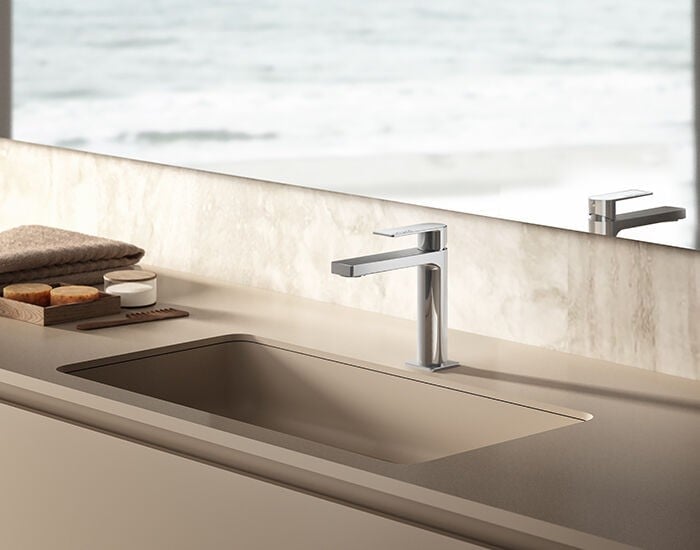 Baie modernă cu vedere la mare | Inspirație Baie Modern