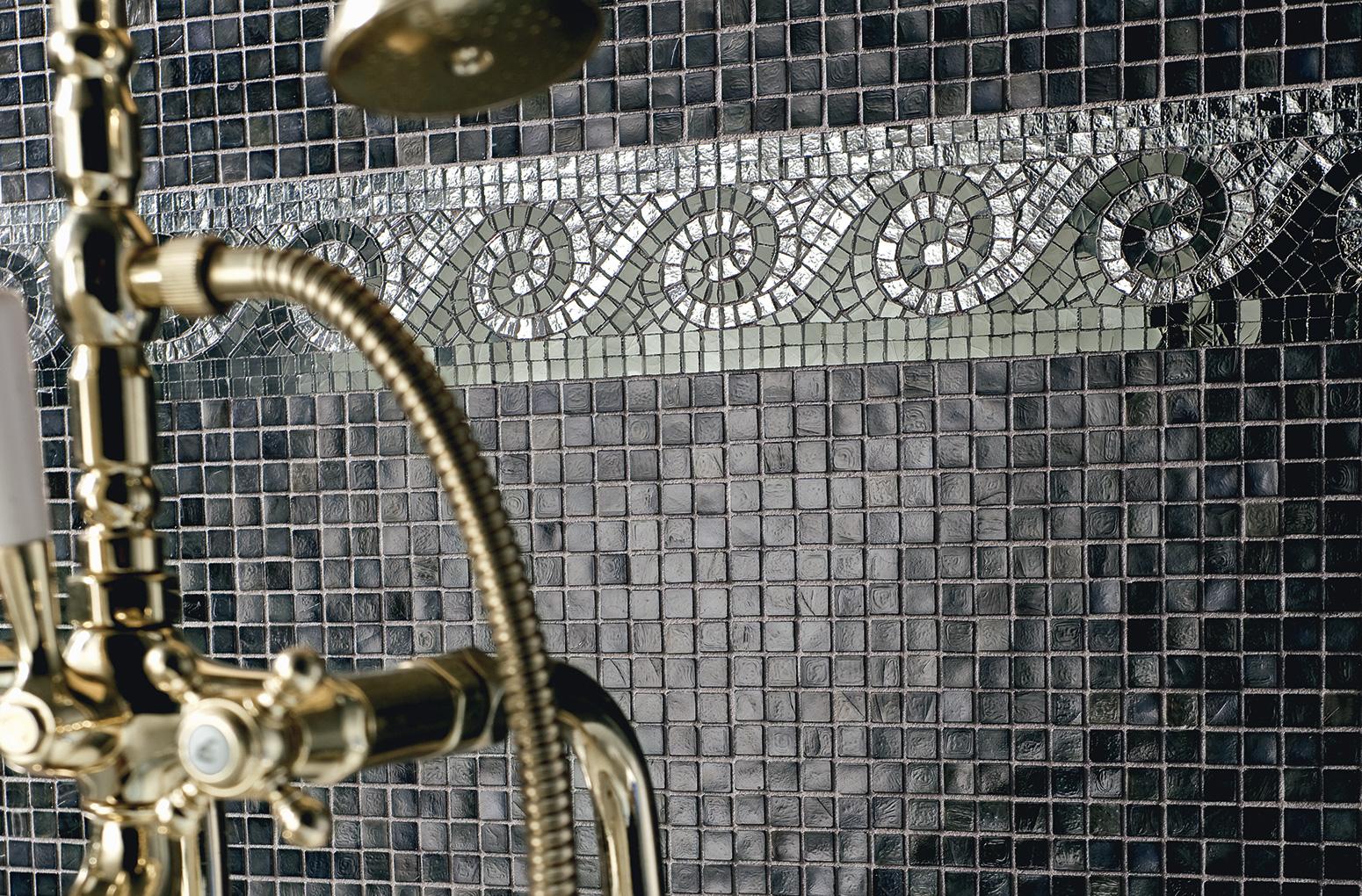 Duș clasic cu accente aurii | Inspirație Baie Modern