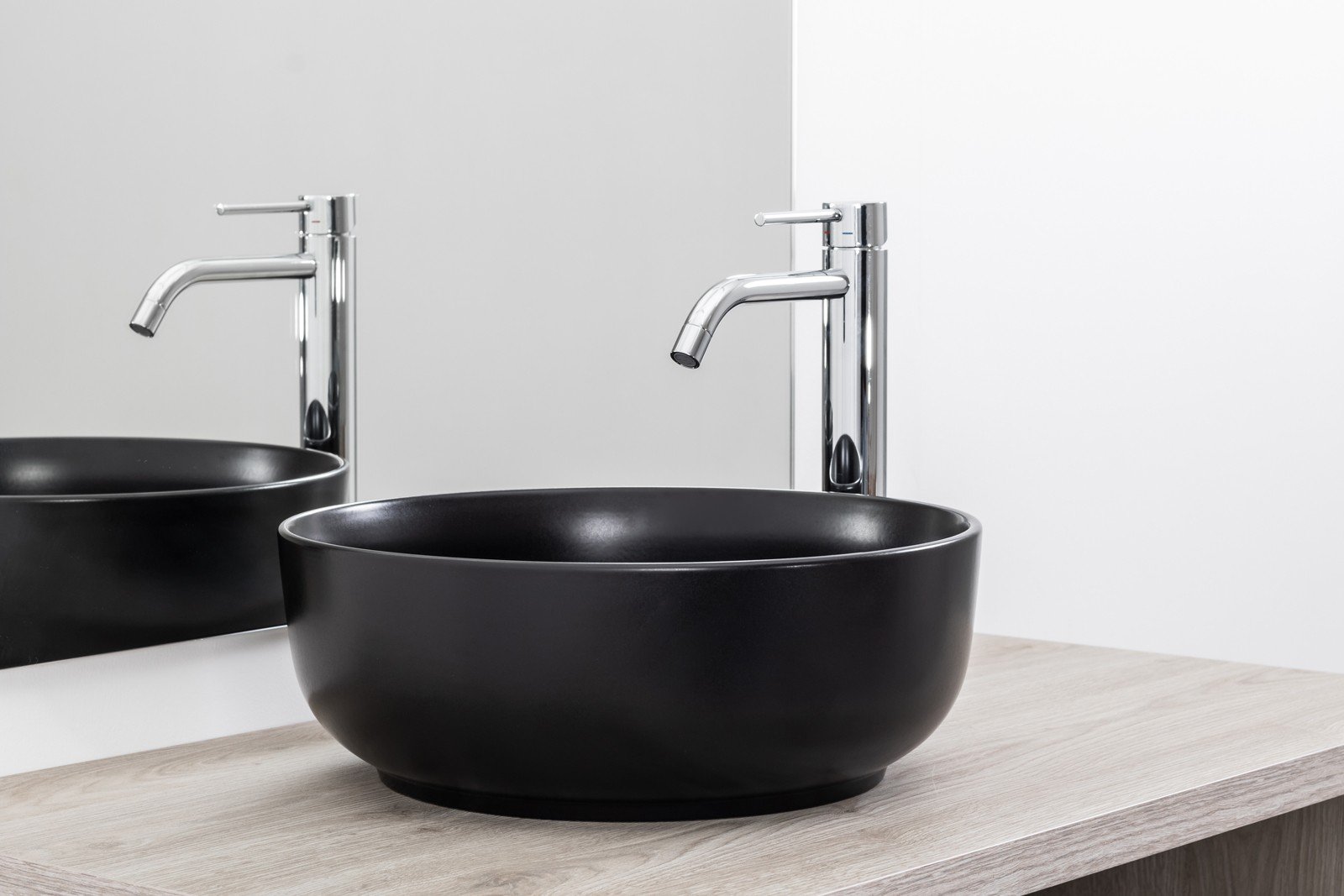 Baie minimalistă cu accente negre | Inspirație Baie Modern