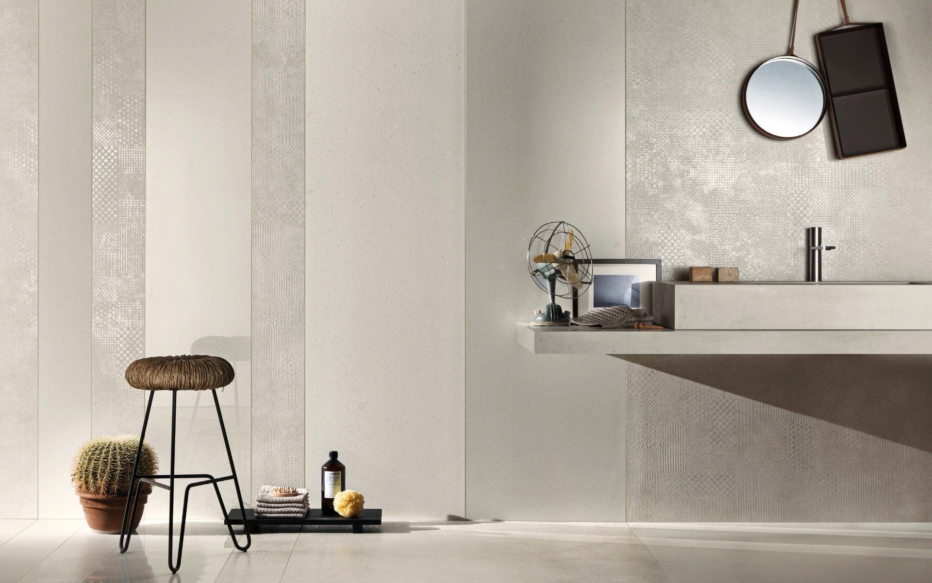 Baie minimalistă cu texturi diverse | Inspirație Baie Modern