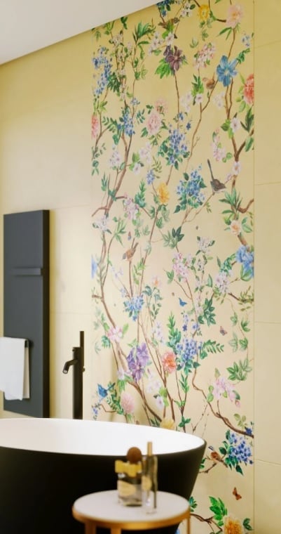 Baie florală în tonuri calde | Inspirație Baie Minimalist