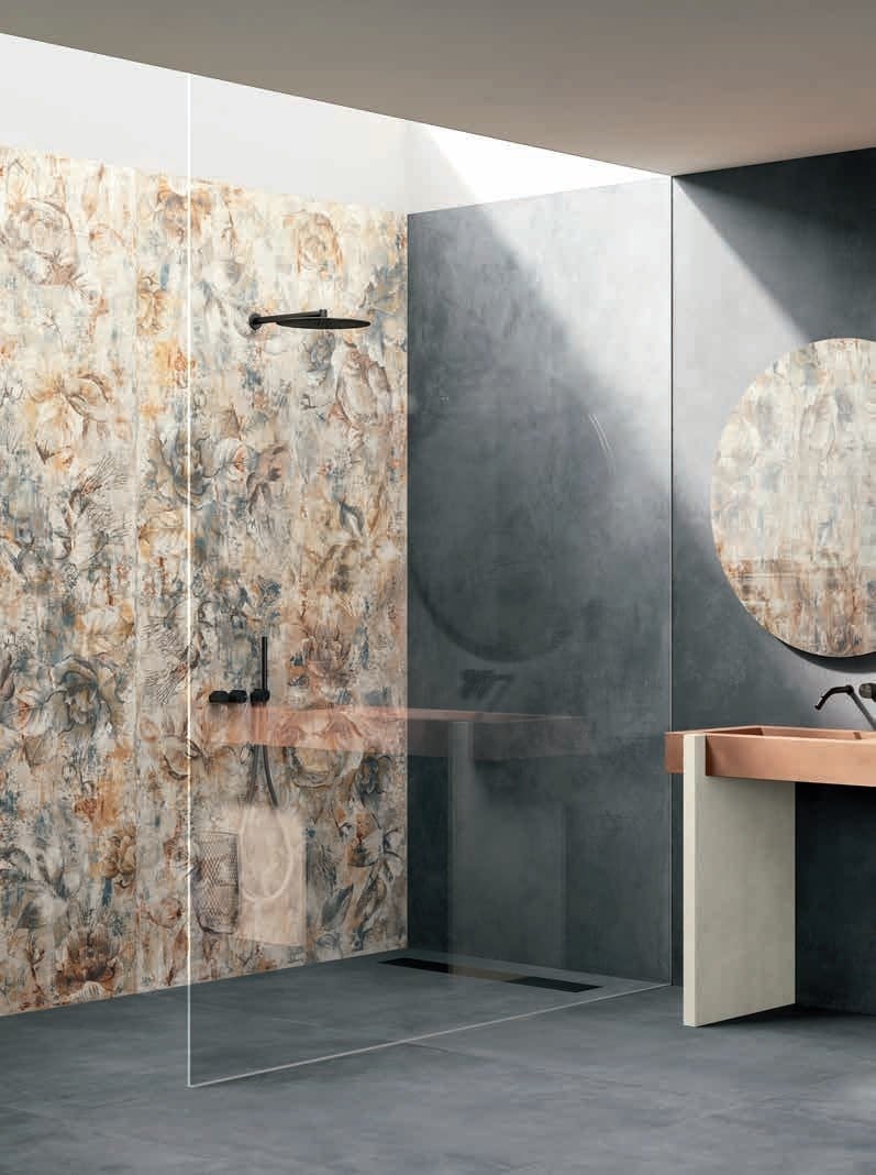 Duș floral cu accente urbane | Inspirație Baie Modern