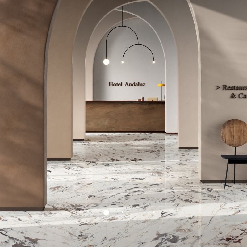 Hol de hotel în marmură caldă | Inspirație Baie Modern