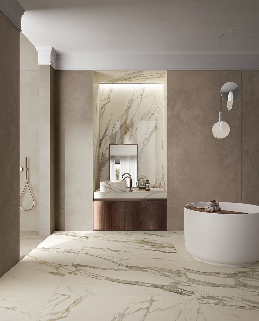 Baie spațioasă cu accente marmorate | Inspirație Baie Modern