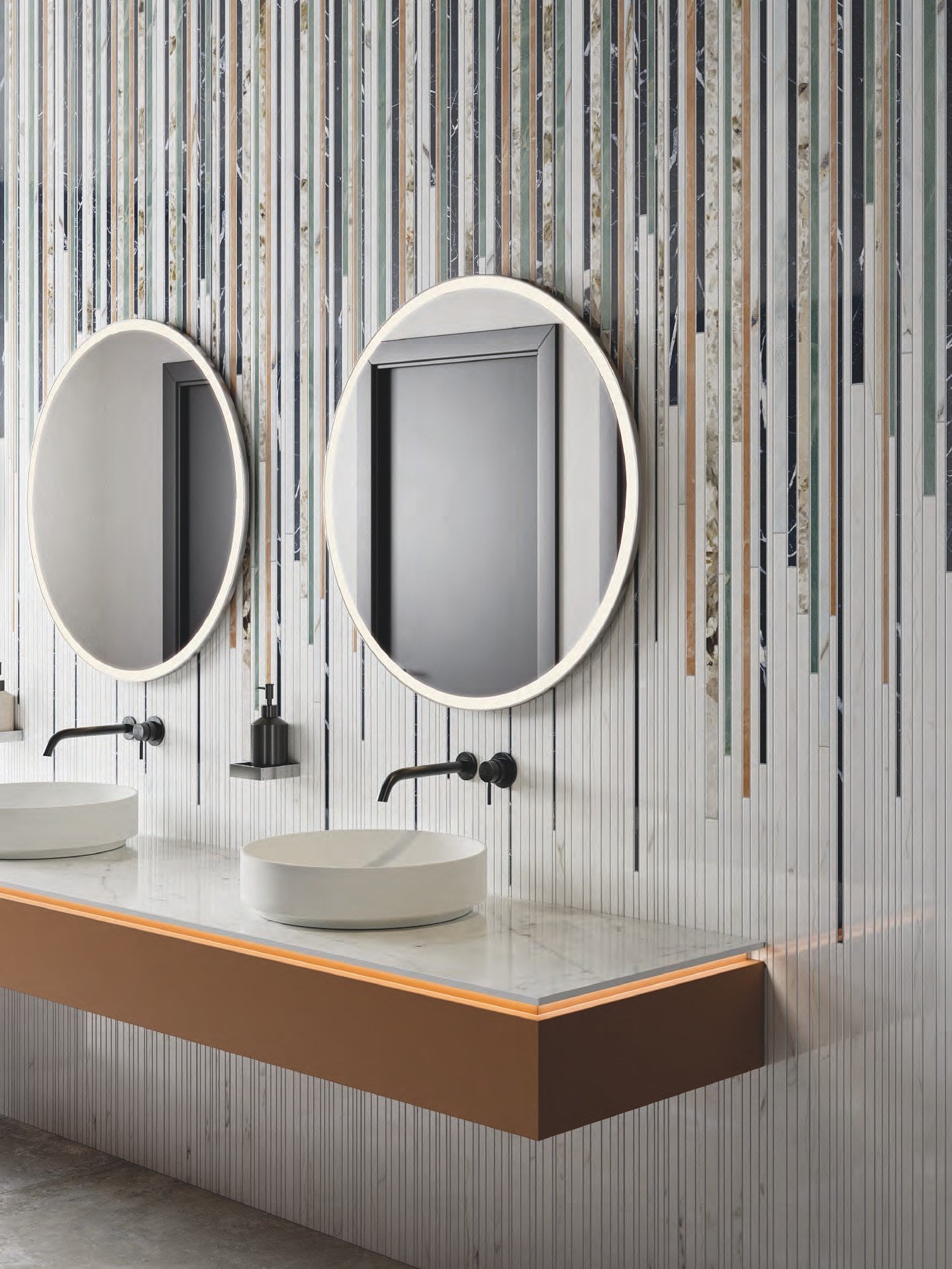 Baie modernă cu accente marmorate | Inspirație Baie Modern