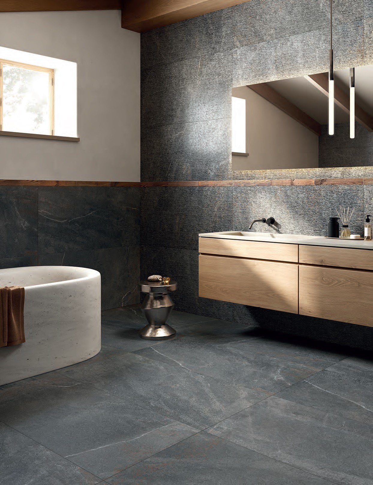 Baie de mansardă în piatră | Inspirație Baie Modern
