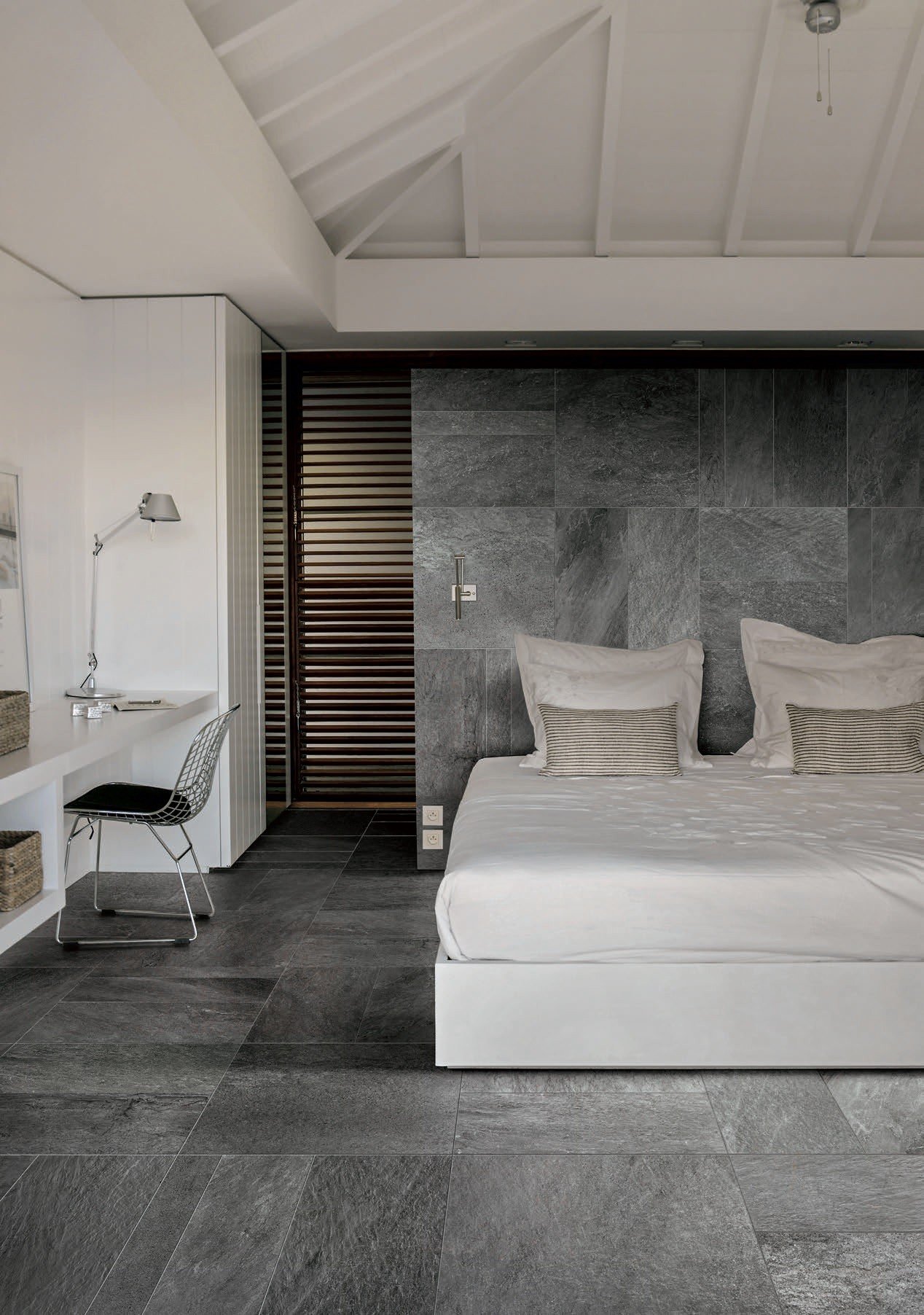 Dormitor minimalist cu accente de piatră | Inspirație Baie Modern