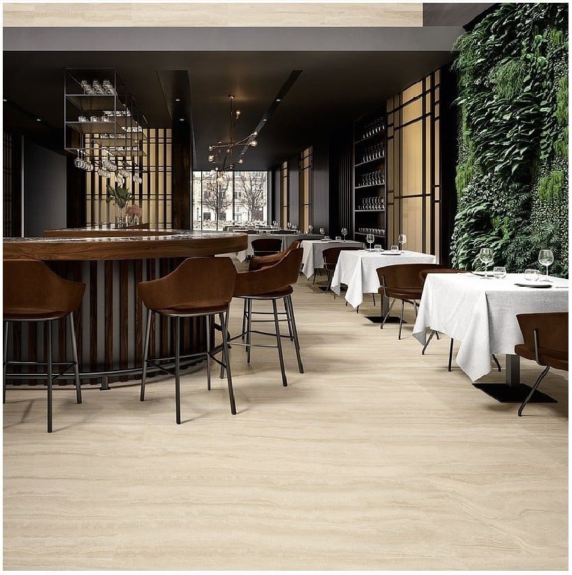 Restaurant urban cu perete verde