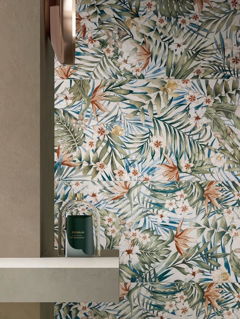 Baie tropicală cu accente calde | Inspirație Baie Modern