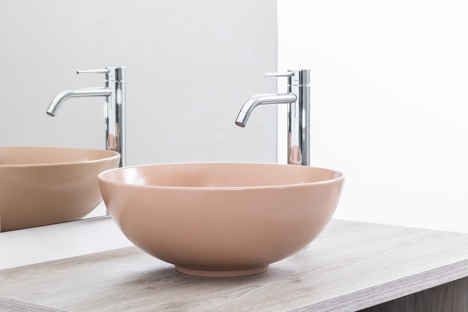 Baie minimalistă cu accente calde | Inspirație Baie Modern