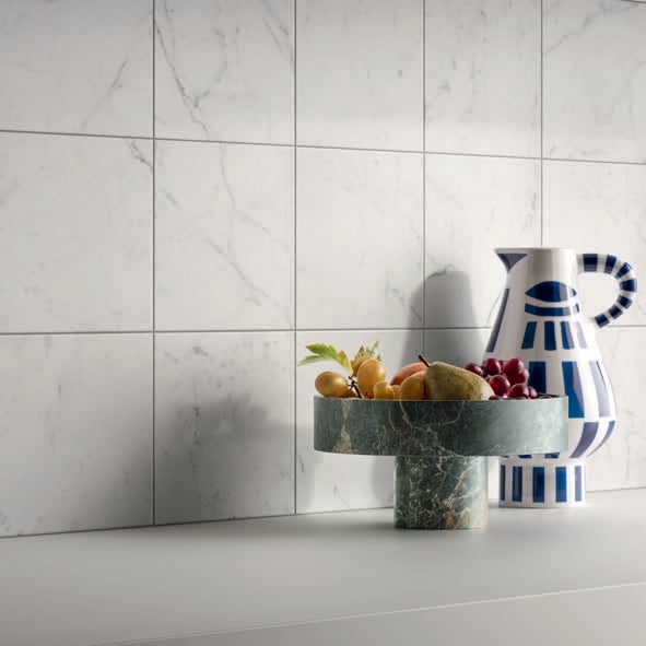 Bucătărie luminoasă, în marmură albă | Inspirație Bucătărie Modern