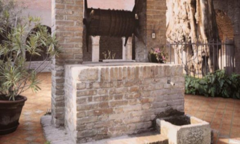 Curte mediteraneană cu iz istoric | Inspirație Baie Modern