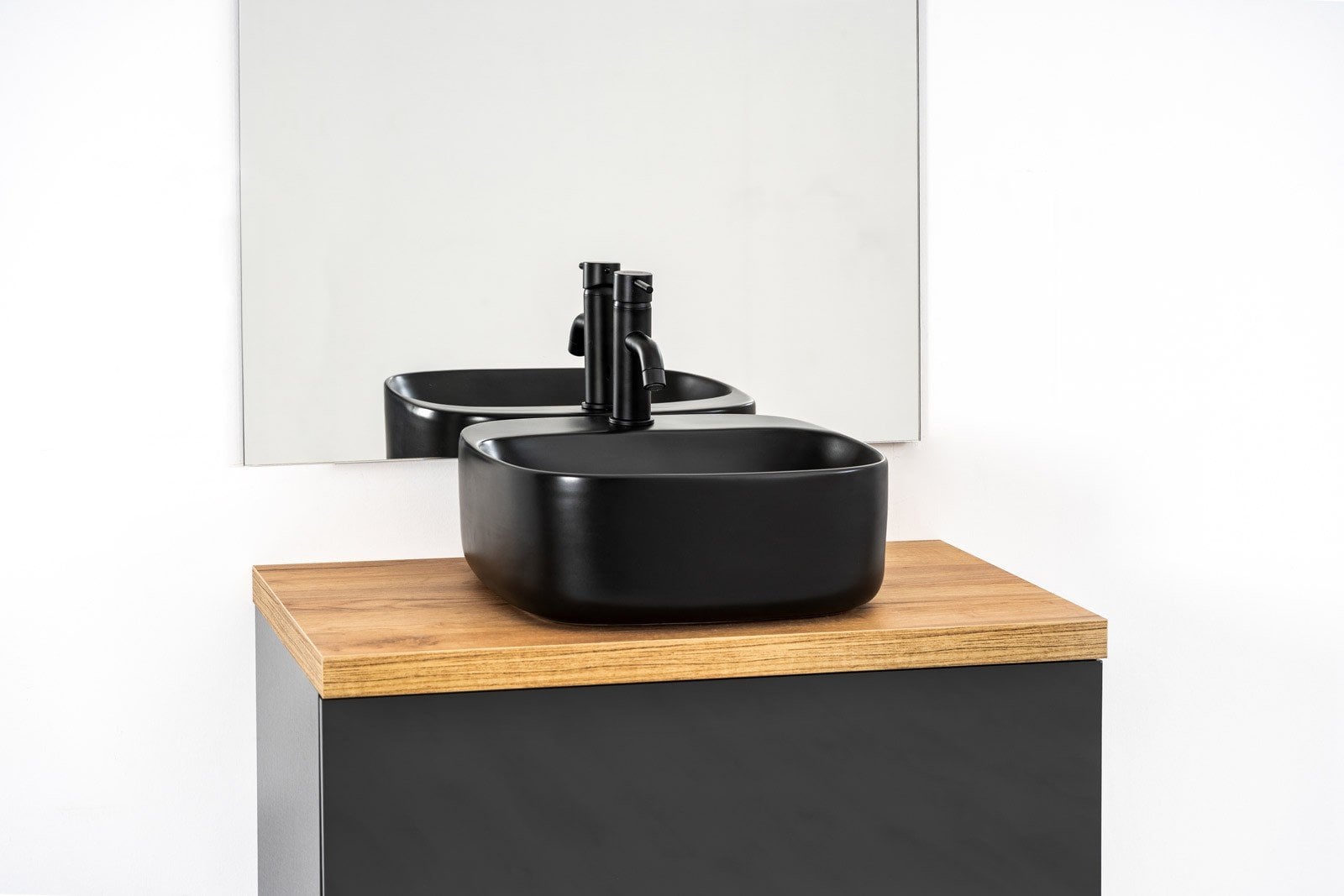 Baie minimalistă cu accente negre | Inspirație Baie Modern