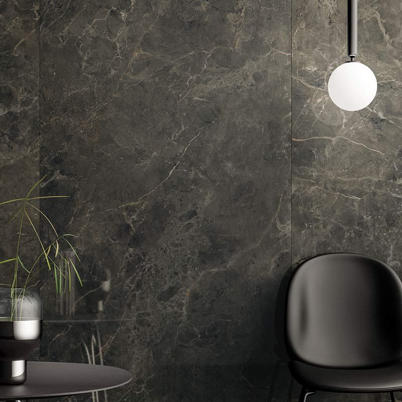 Living modern în marmură întunecată | Inspirație Baie Minimalist