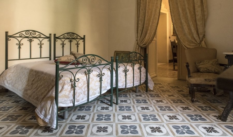 Dormitor clasic cu motive mediteraneene | Inspirație Baie Modern