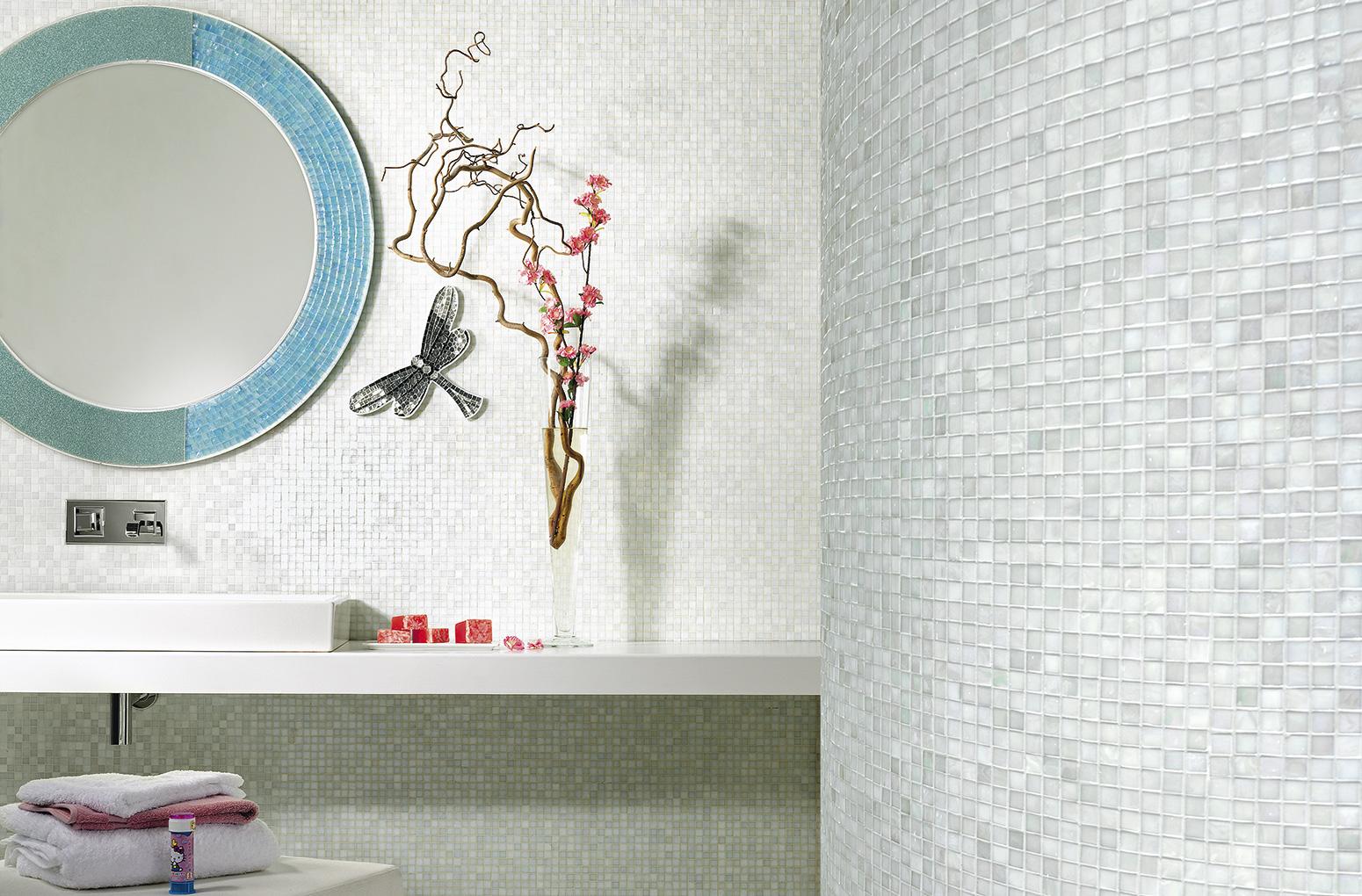 Baie diafană în mozaic perlat | Inspirație Baie Modern