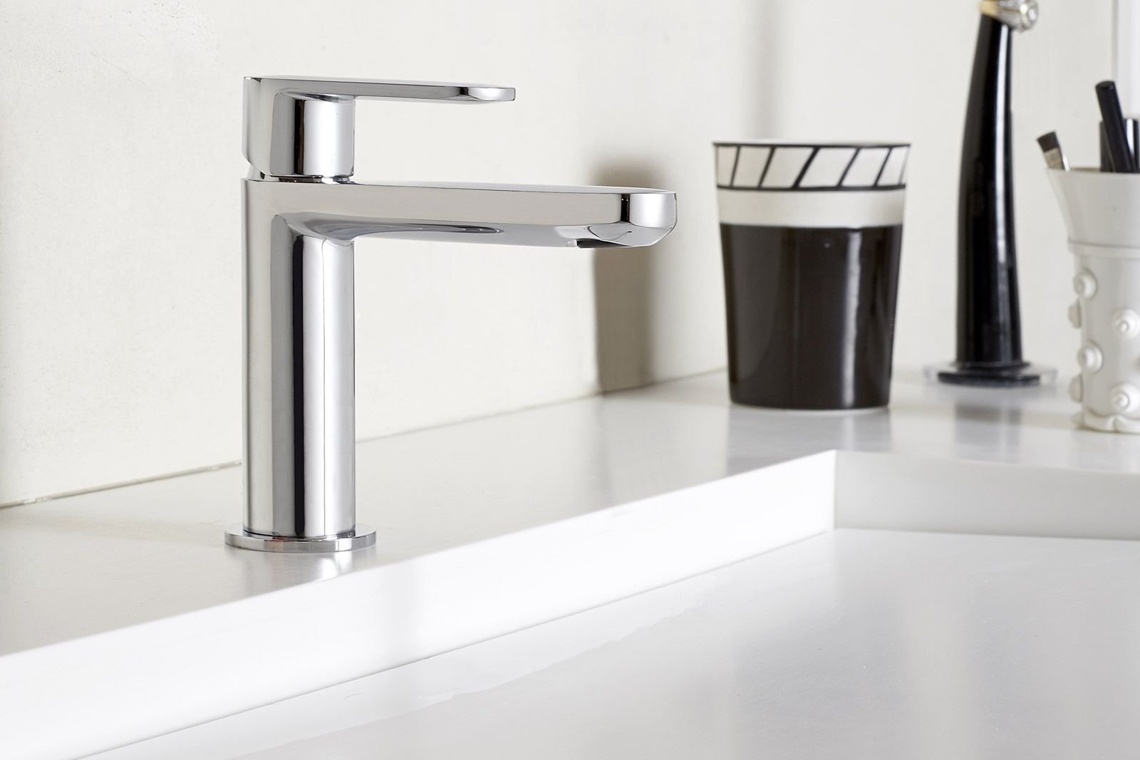 Baie minimalistă, accente lucioase | Inspirație Baie Modern